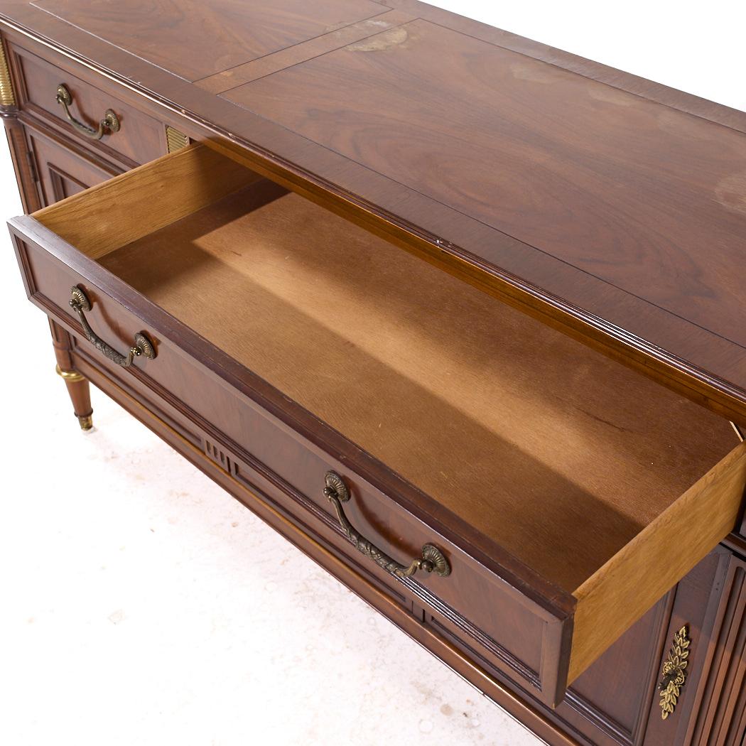 Credenza Baker Furniture in stile Direttorio francese Luigi XVI in noce e ottone in vendita 3