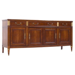Baker Furniture Aparador francés estilo Luis XVI Directoire de nogal y latón