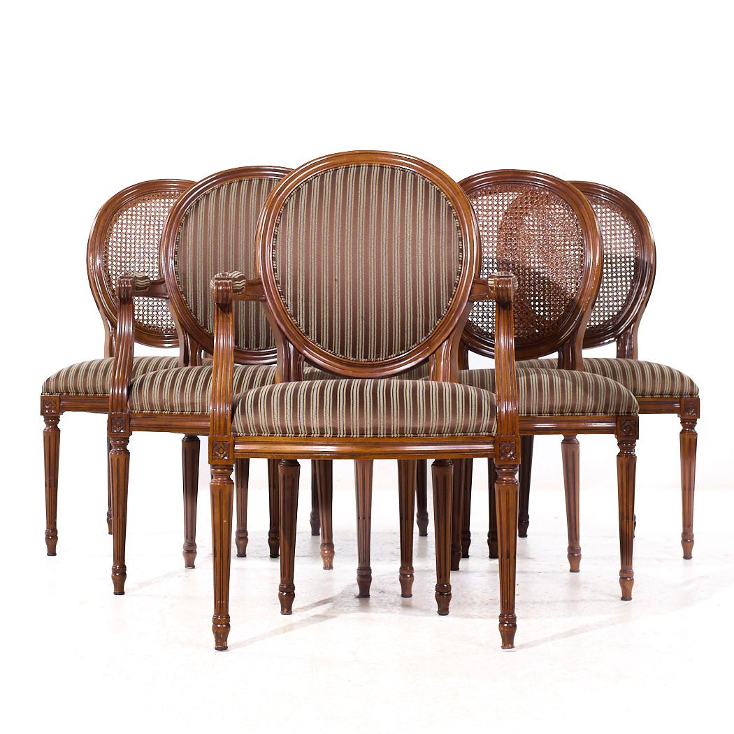 Baker Furniture Chaises de salle à manger Louis XVI en acajou et dossier boule en canne - Ensemble de 6

Chaque chaise sans accoudoir mesure : 21 large x 24 profond x 37.75 haut, avec une hauteur d'assise de 18.5 pouces
Chaque fauteuil capitaine