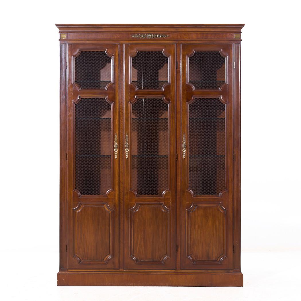 Baker Furniture Armadio francese Luigi XVI in mogano per porcellane

Questo mobile per le porcellane misura: 57 larghezza x 15 profondità x 80,25 pollici di altezza

Scattiamo le nostre foto in uno studio a illuminazione controllata per mostrare il