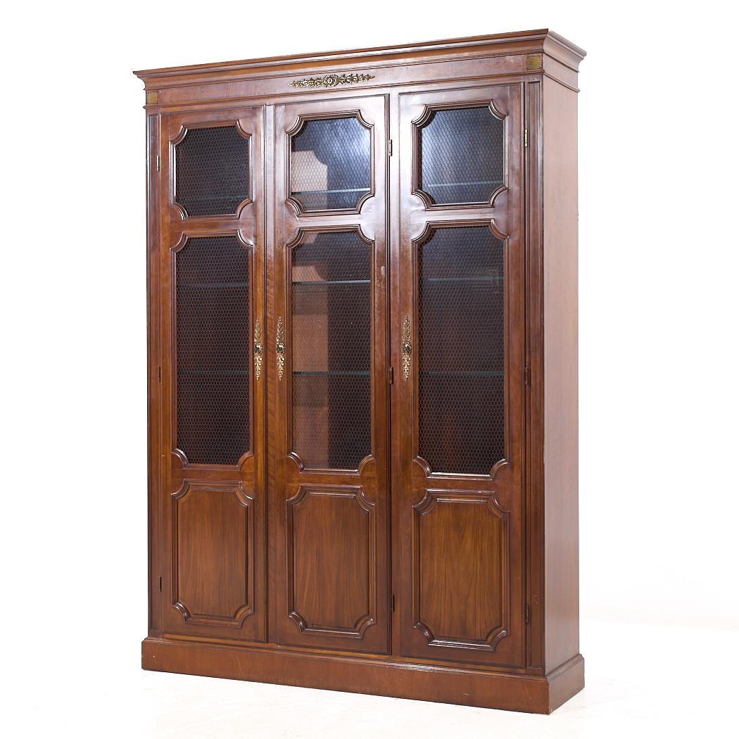 Americano Baker Furniture Armadio francese Luigi XVI in mogano per porcellane in vendita