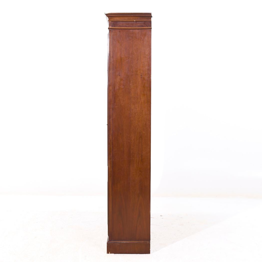 XXI secolo e contemporaneo Baker Furniture Armadio francese Luigi XVI in mogano per porcellane in vendita