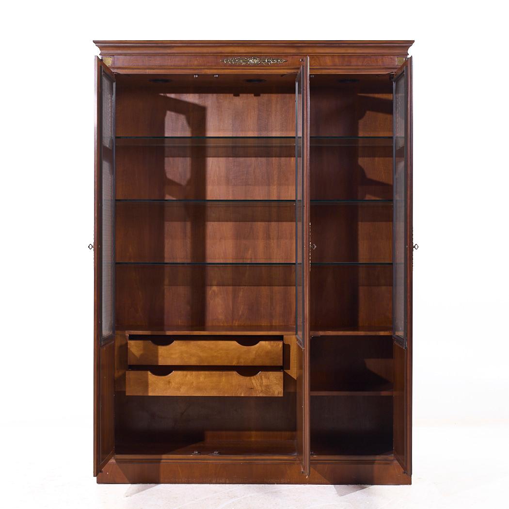 Mogano Baker Furniture Armadio francese Luigi XVI in mogano per porcellane in vendita