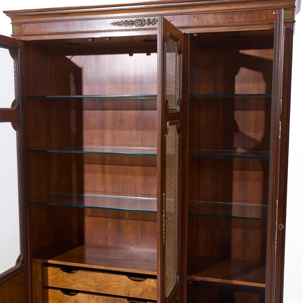 Baker Furniture Armadio francese Luigi XVI in mogano per porcellane in vendita 1