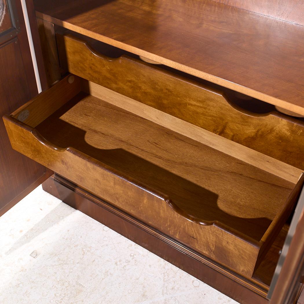 Baker Furniture Armadio francese Luigi XVI in mogano per porcellane in vendita 2