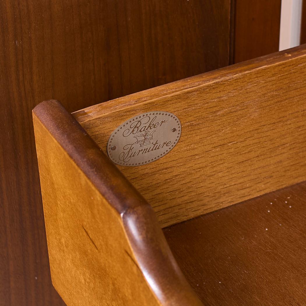 Baker Furniture Armadio francese Luigi XVI in mogano per porcellane in vendita 3