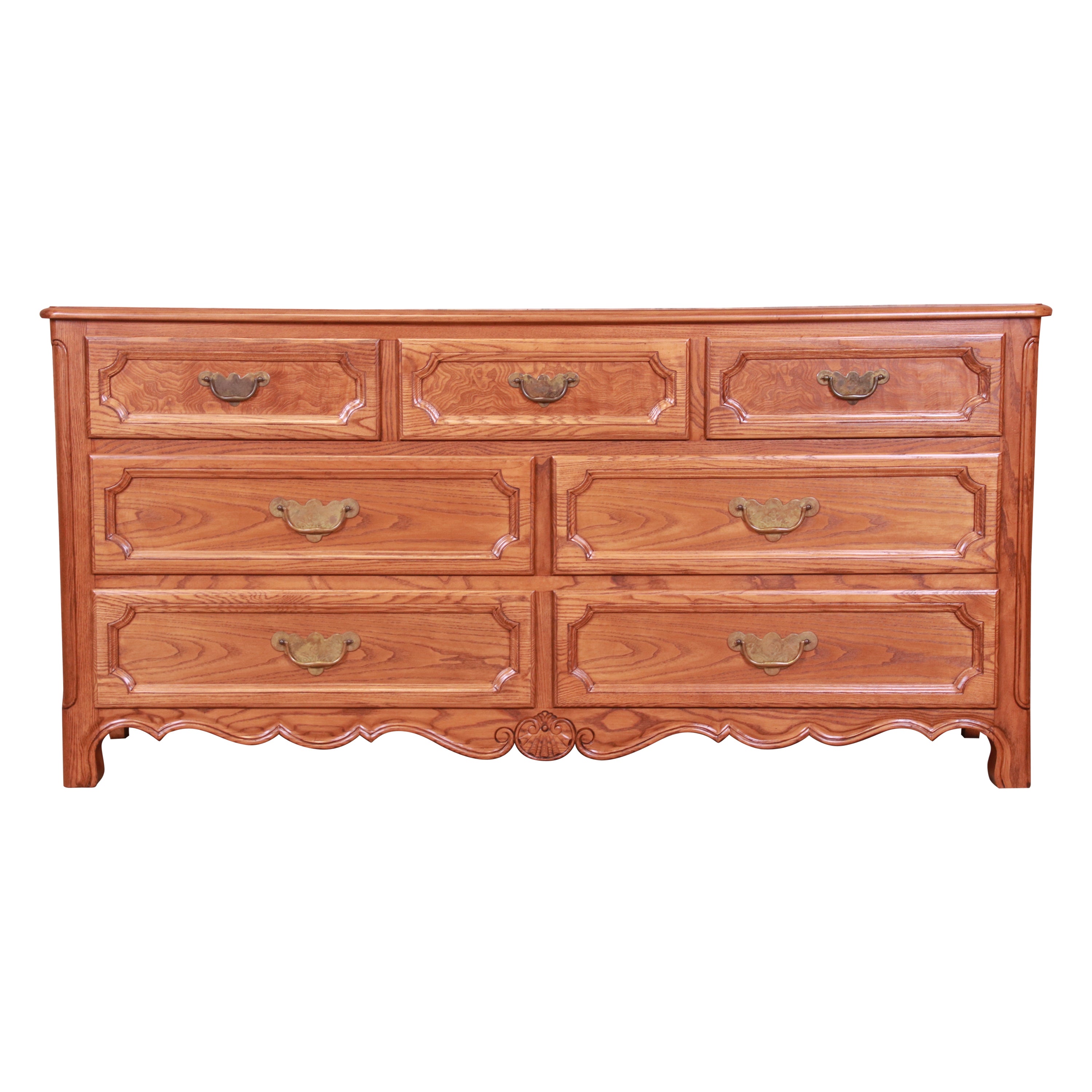 Baker Furniture Cómoda Provincial Francesa de Roble Tallado y Madera de Burl, Repintada