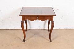 Table d'appoint ou table à thé en noyer sculpté de style provincial français de Baker Furniture