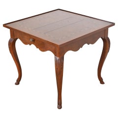 Mesa auxiliar o de té Baker Furniture French Provincial Carved Walnut Inlaid Table