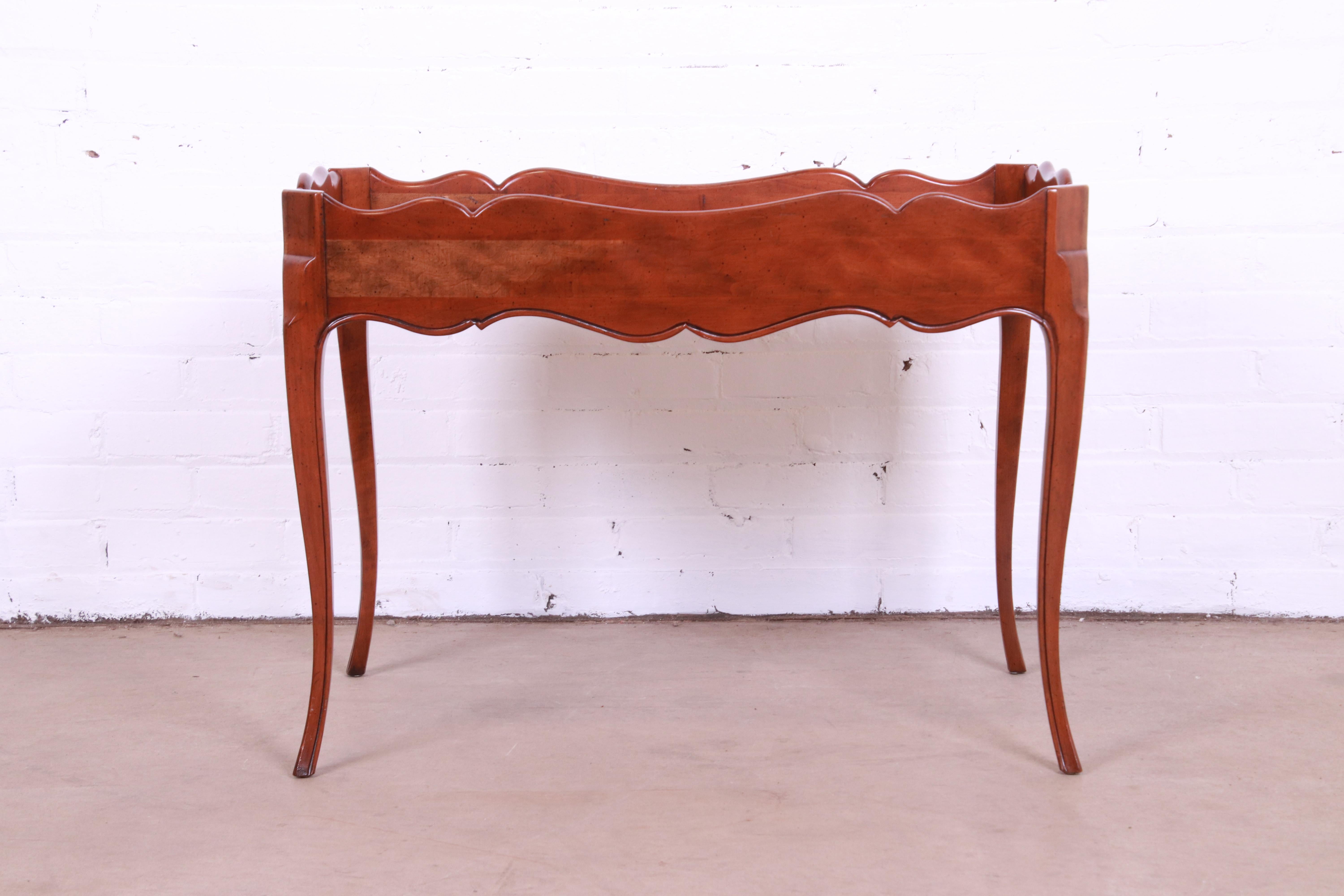 Baker Furniture table basse provinciale française en cerisier et broussin de bois de ronce en vente 5