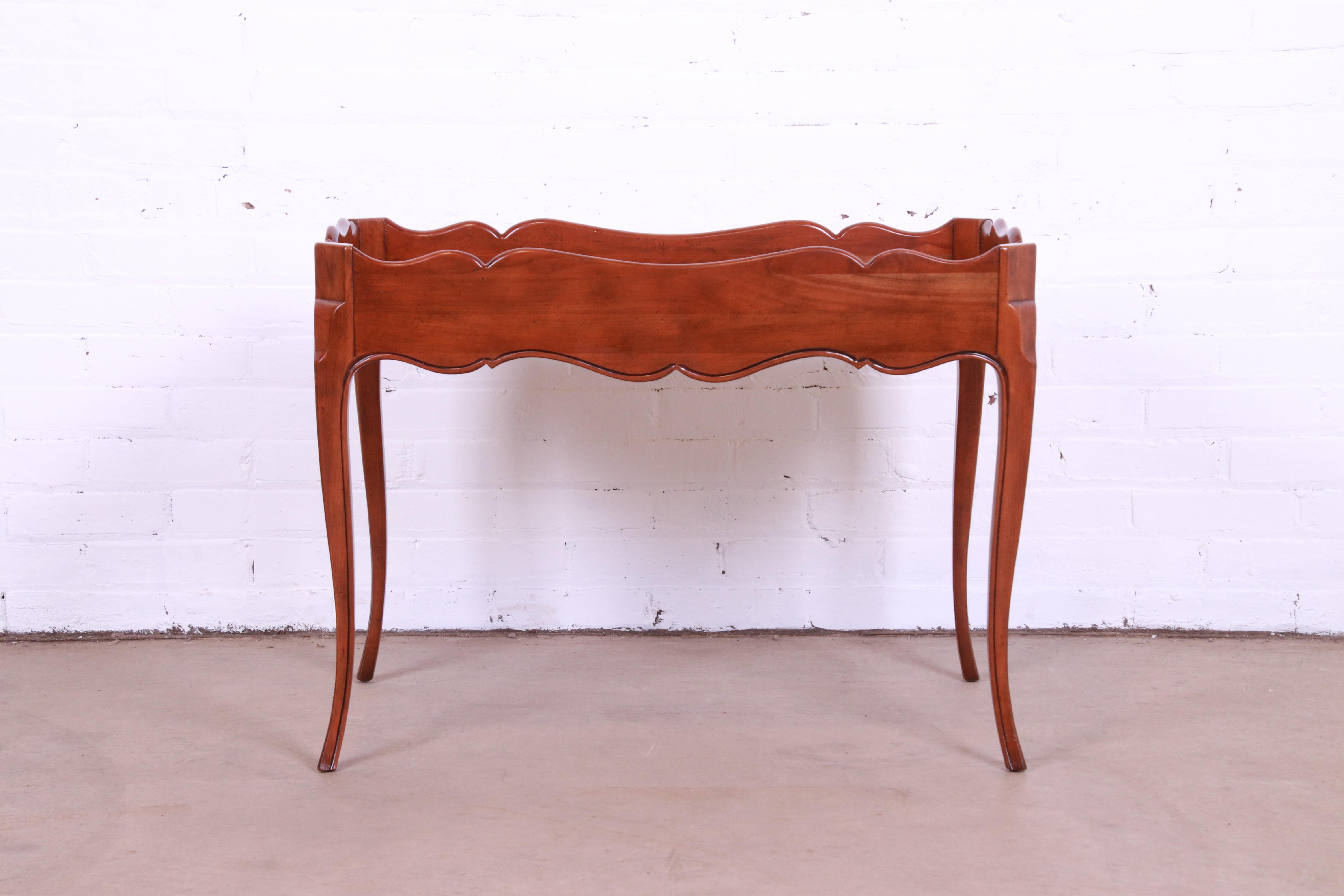 Américain Baker Furniture table basse provinciale française en cerisier et broussin de bois de ronce en vente