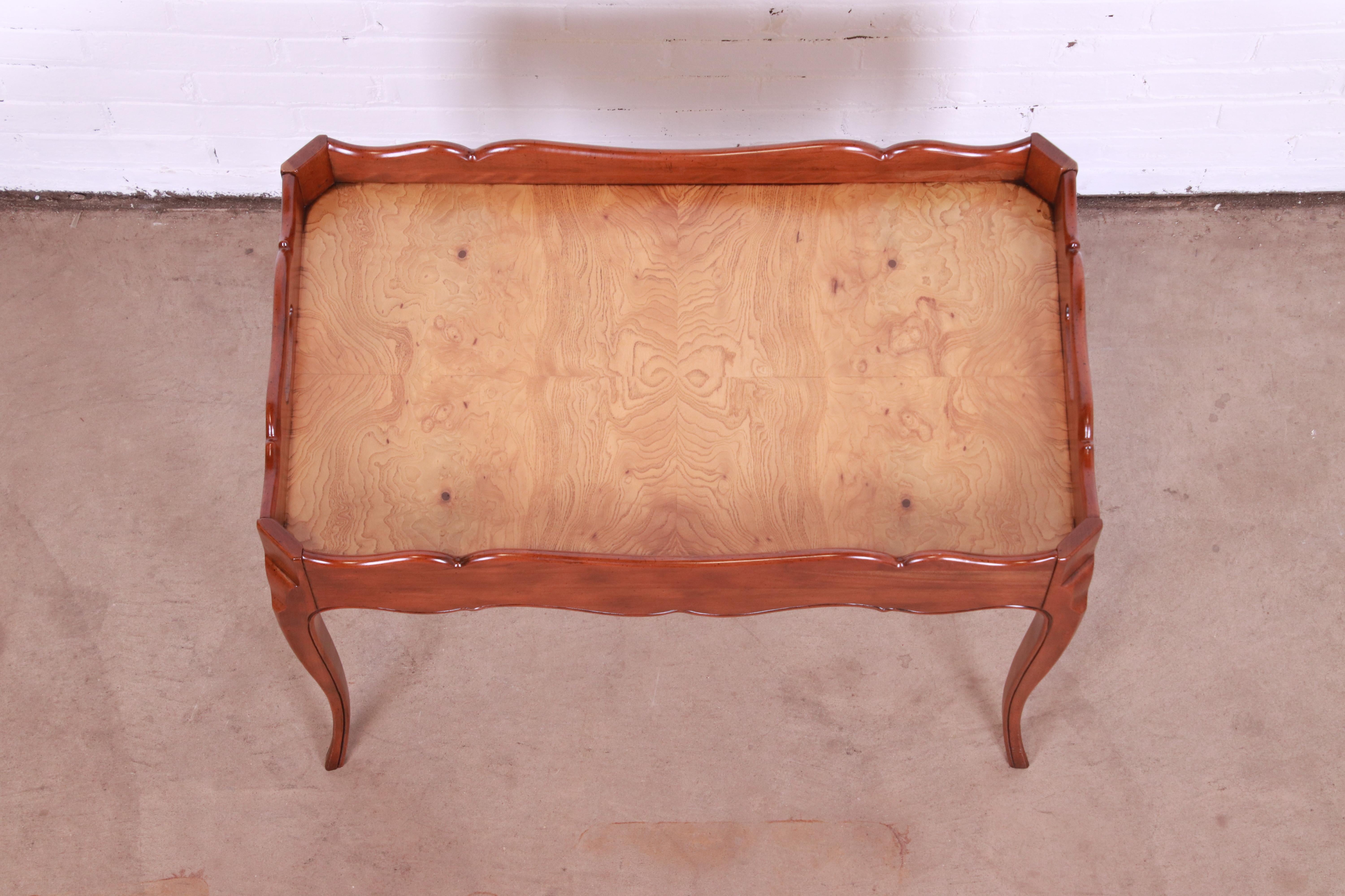 Baker Furniture table basse provinciale française en cerisier et broussin de bois de ronce en vente 1