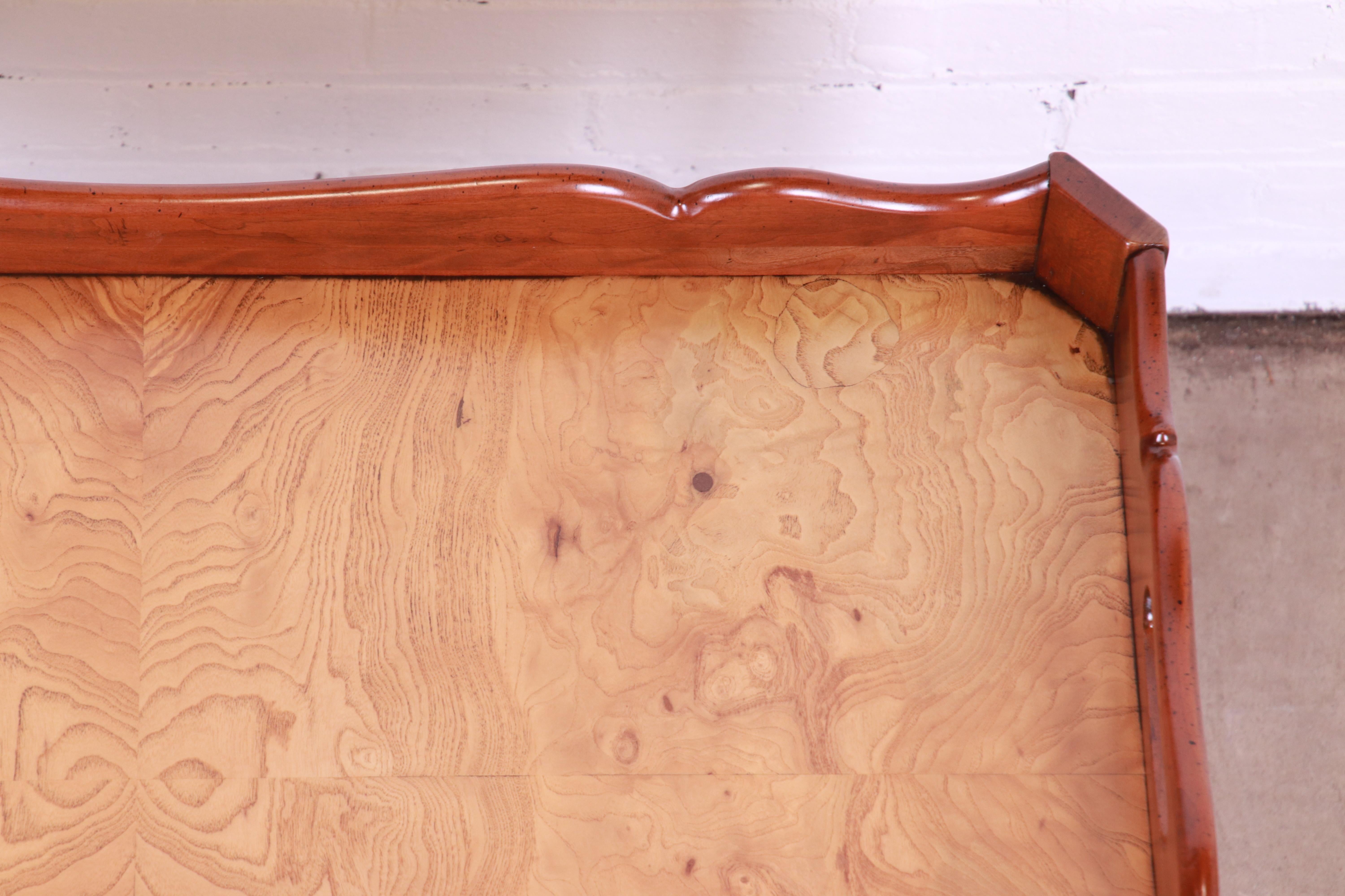Baker Furniture table basse provinciale française en cerisier et broussin de bois de ronce en vente 2