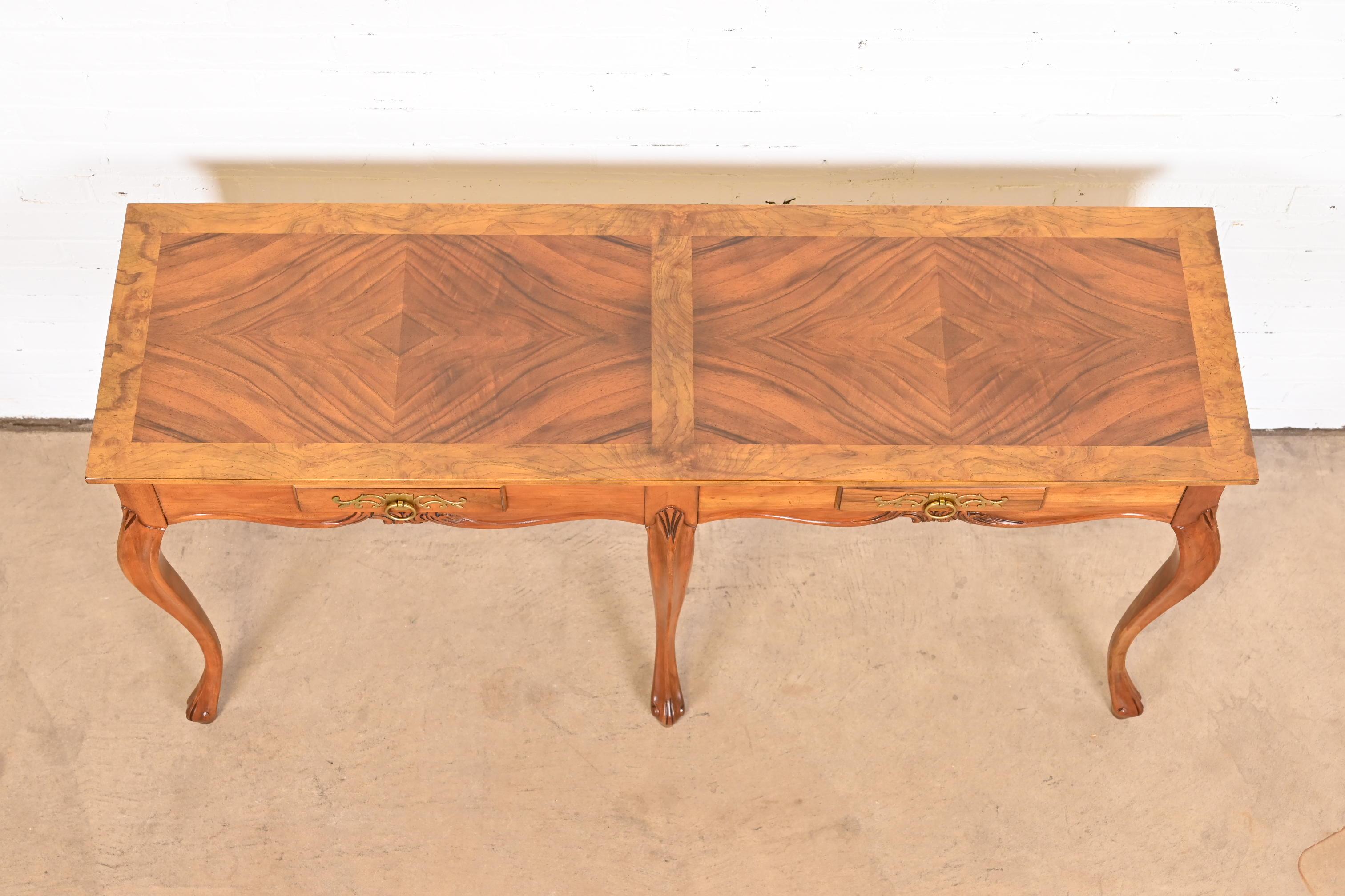 Consola o Mesa de Sofá Baker Furniture French Provincial Cherry and Burl Wood Latón
