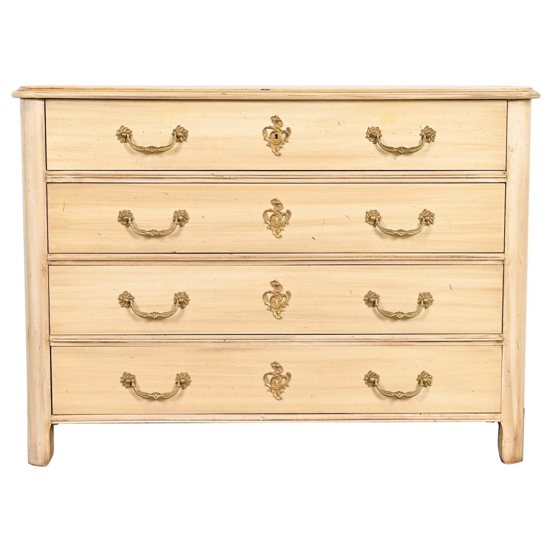 Meubles Baker - Commode provinciale française peinte en crème, vers les années 1960