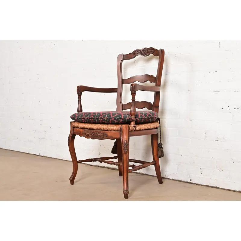 Baker Furniture Französisch Provincial Louis XV Sessel oder Dining Captain Stuhl (amerikanisch) im Angebot