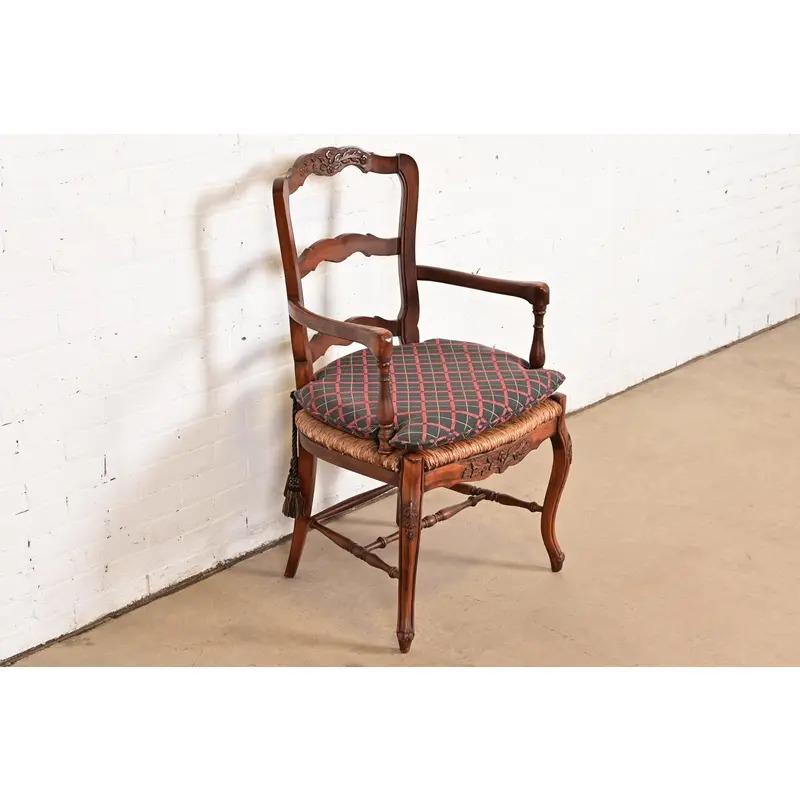 Baker Furniture Französisch Provincial Louis XV Sessel oder Dining Captain Stuhl im Zustand „Gut“ im Angebot in South Bend, IN