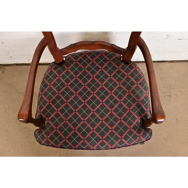 Baker Furniture Französisch Provincial Louis XV Sessel oder Dining Captain Stuhl (Polster) im Angebot