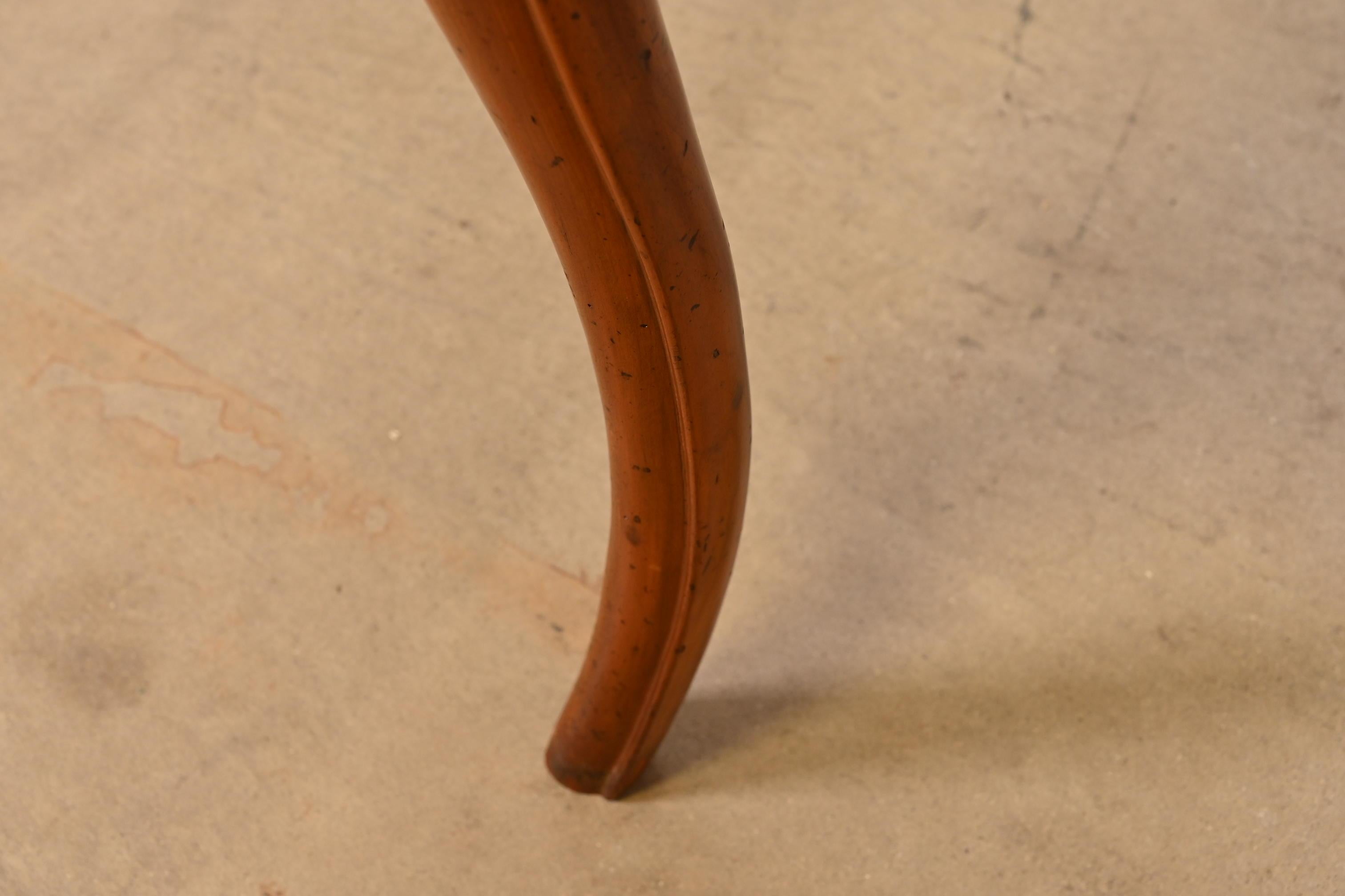 Table à plateau en bois de cerisier sculpté Louis XV, Baker Furniture, France en vente 3