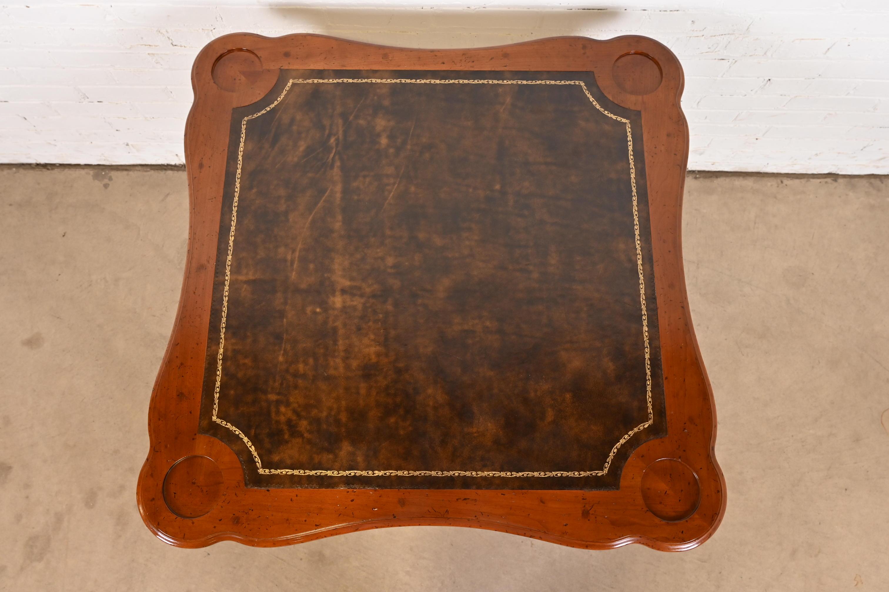 Table à plateau en bois de cerisier sculpté Louis XV, Baker Furniture, France en vente 4