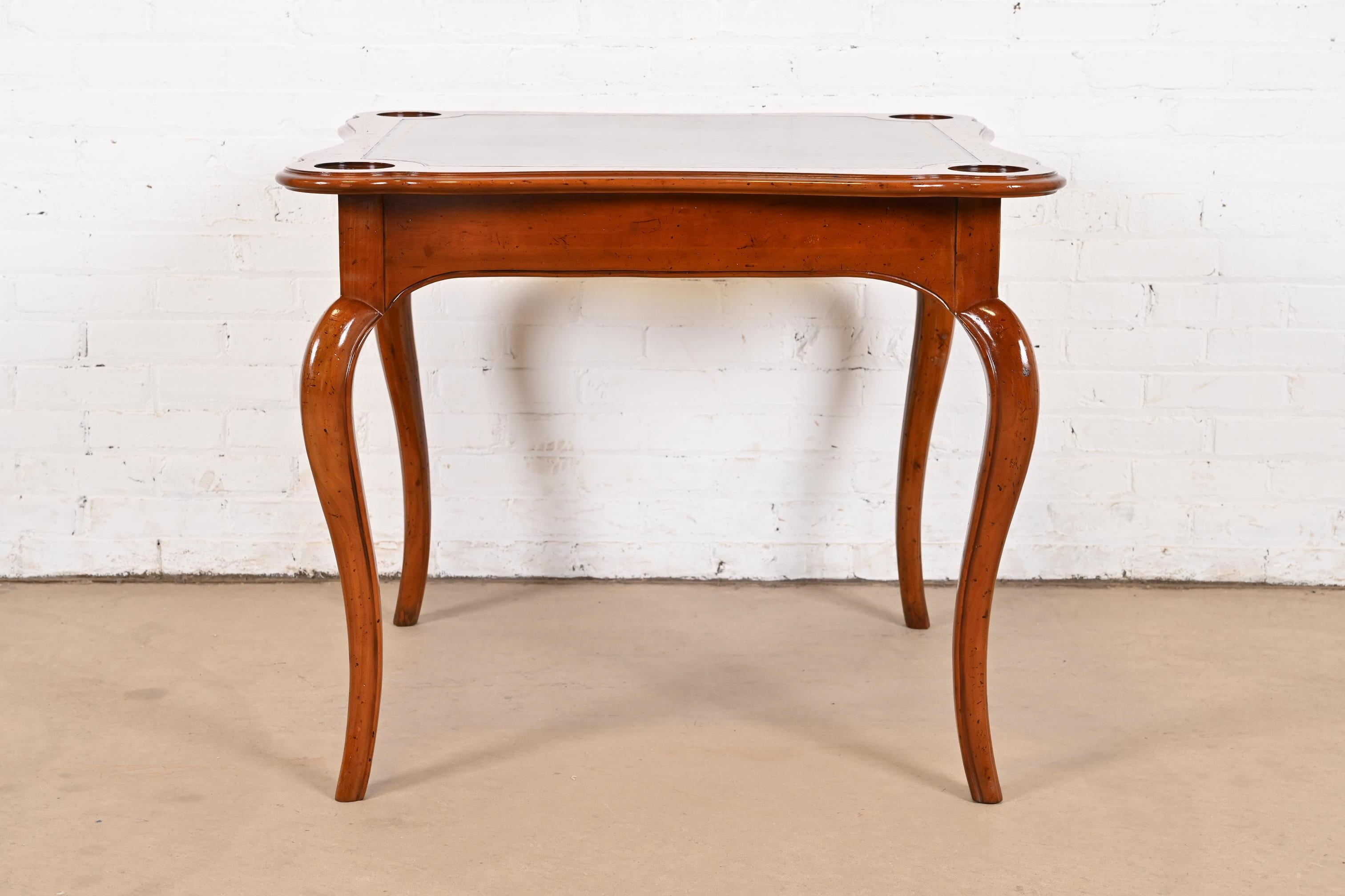 Table à plateau en bois de cerisier sculpté Louis XV, Baker Furniture, France en vente 5