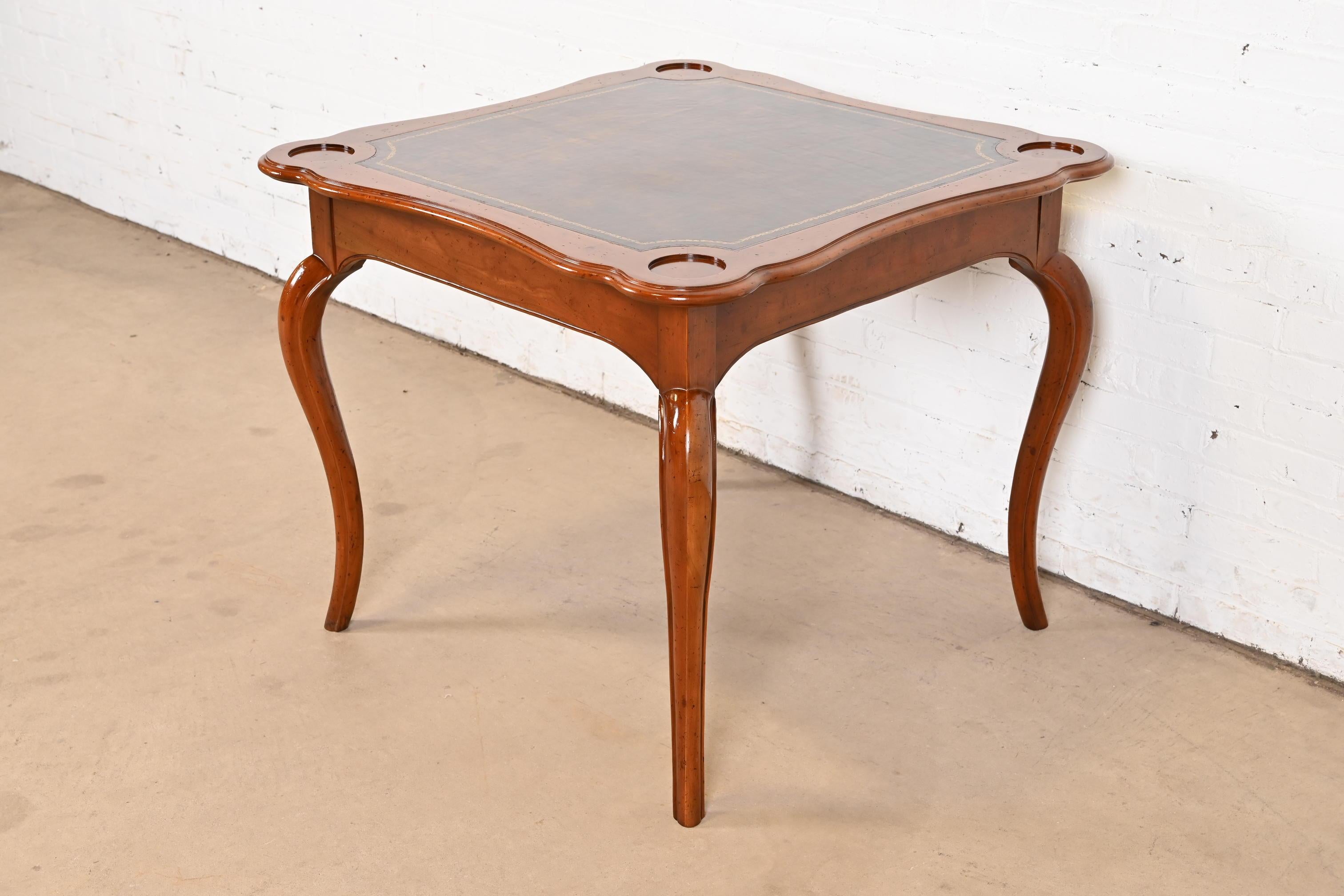 Magnifique table à jeux de style Louis XV, de style provincial français

Par Baker Furniture

USA, Circa 1960

Magnifique bois de cerisier, avec plateau en cuir gaufré et pieds cabriole sculptés.

Mesures : 34,75 