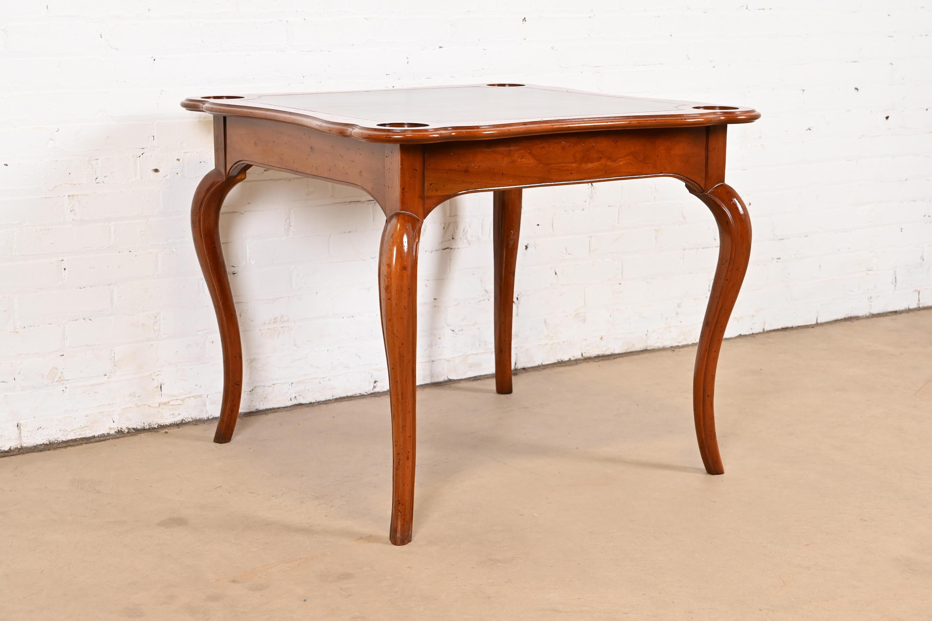 Provincial français Table à plateau en bois de cerisier sculpté Louis XV, Baker Furniture, France en vente