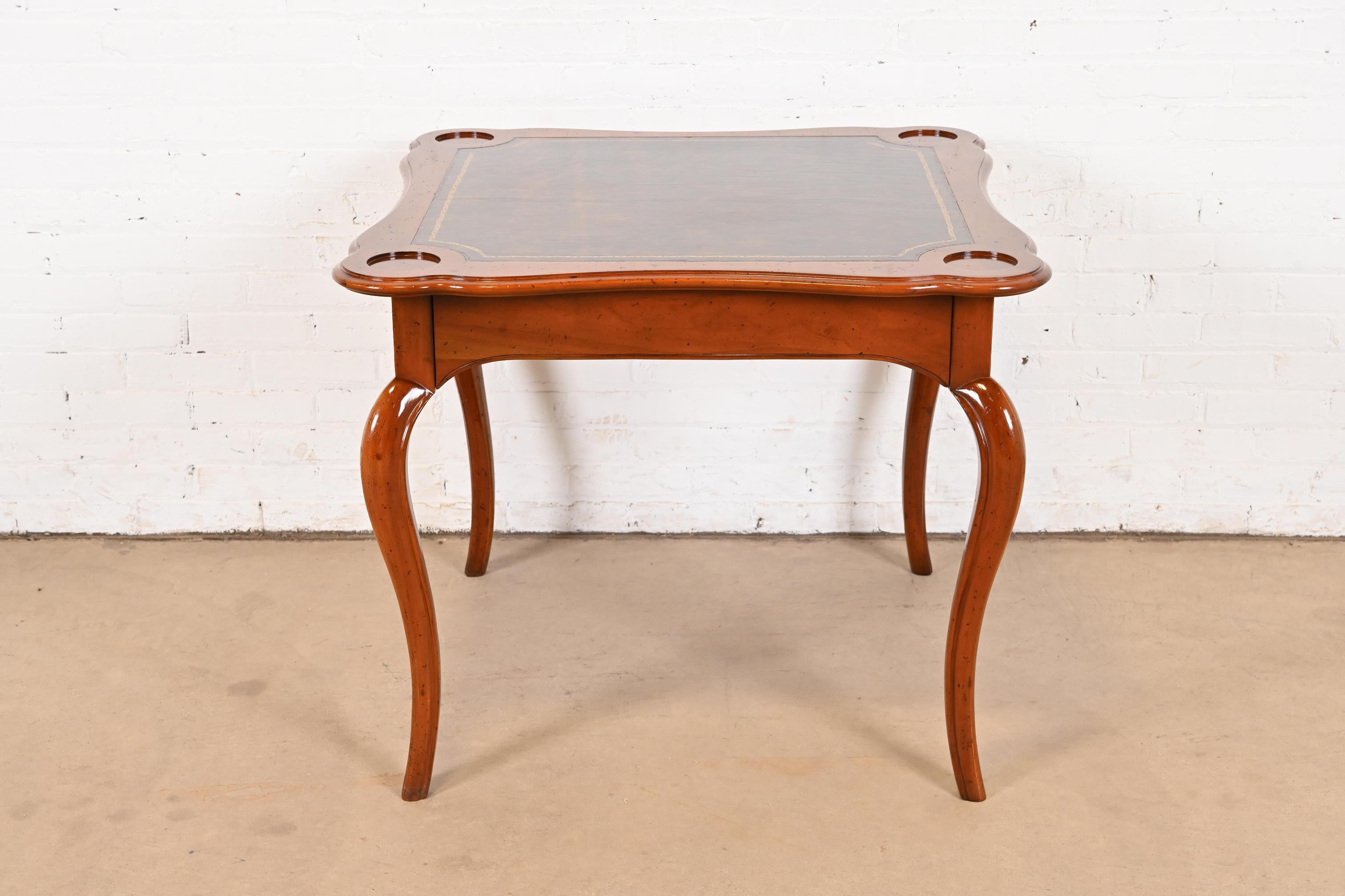 Américain Table à plateau en bois de cerisier sculpté Louis XV, Baker Furniture, France en vente