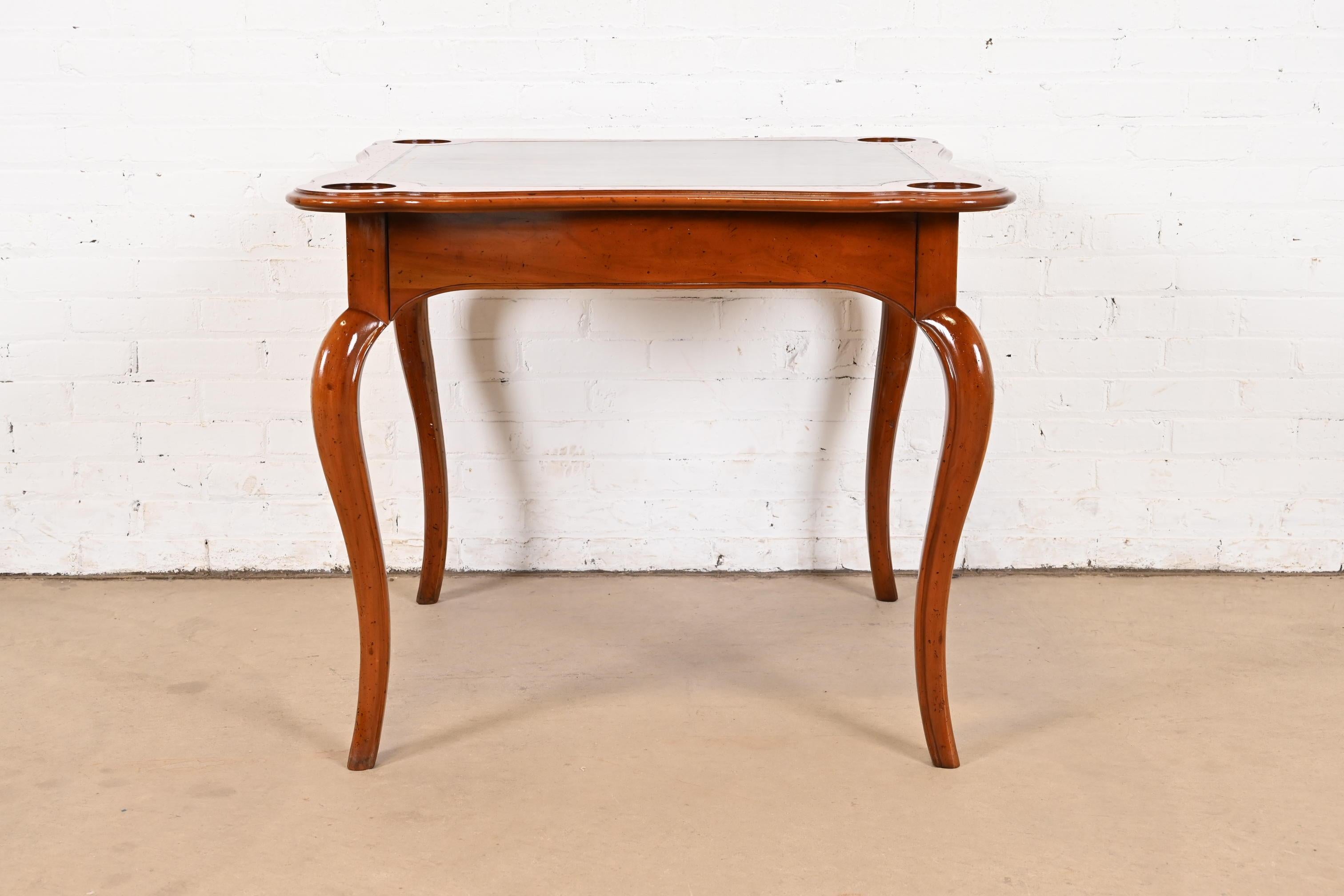 Table à plateau en bois de cerisier sculpté Louis XV, Baker Furniture, France Bon état - En vente à South Bend, IN
