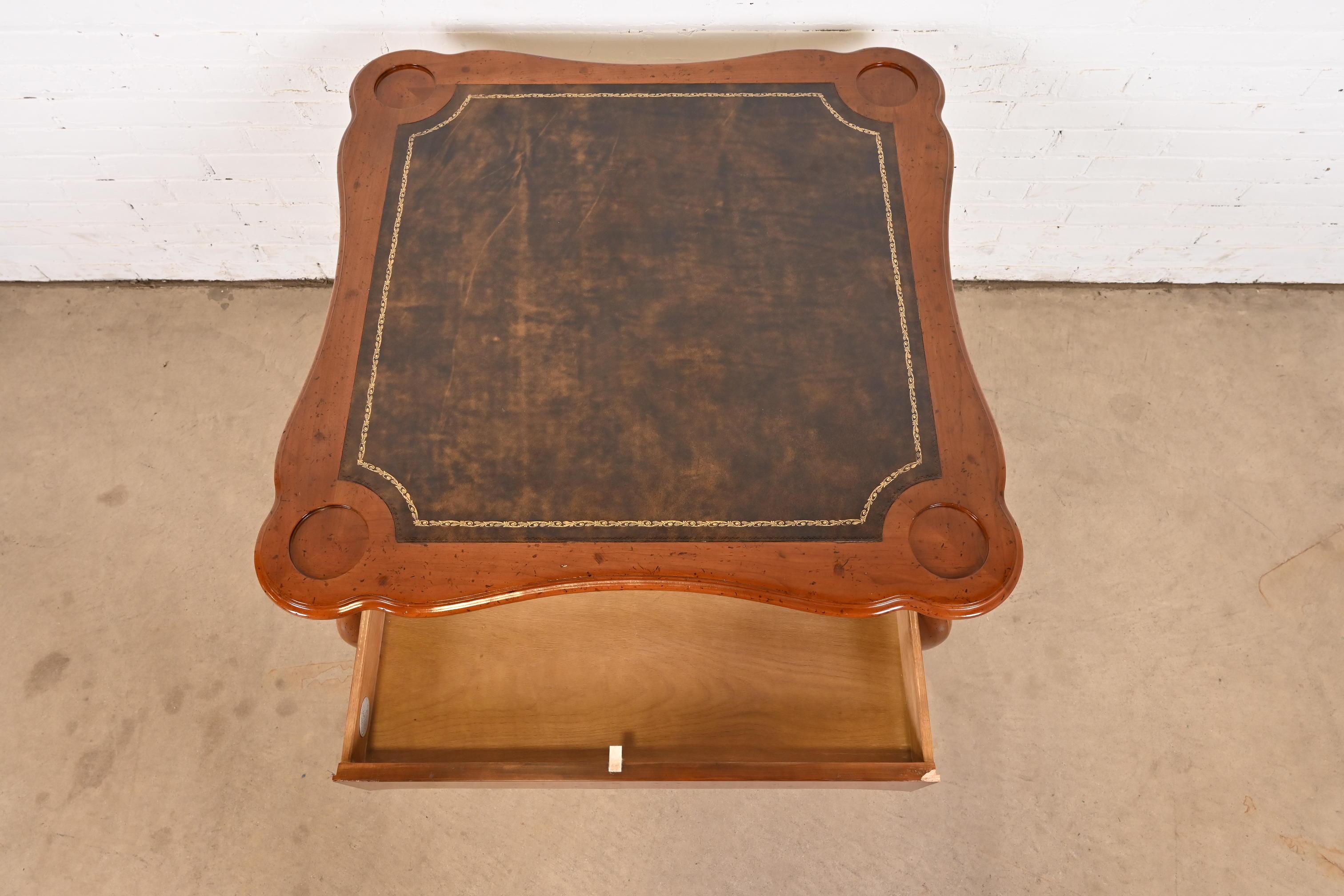 Milieu du XXe siècle Table à plateau en bois de cerisier sculpté Louis XV, Baker Furniture, France en vente