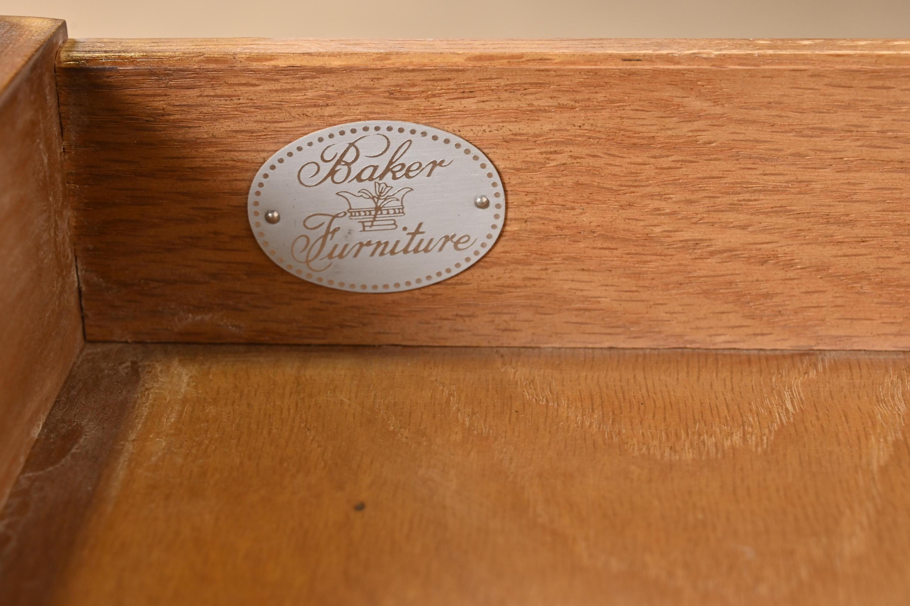Cuir Table à plateau en bois de cerisier sculpté Louis XV, Baker Furniture, France en vente