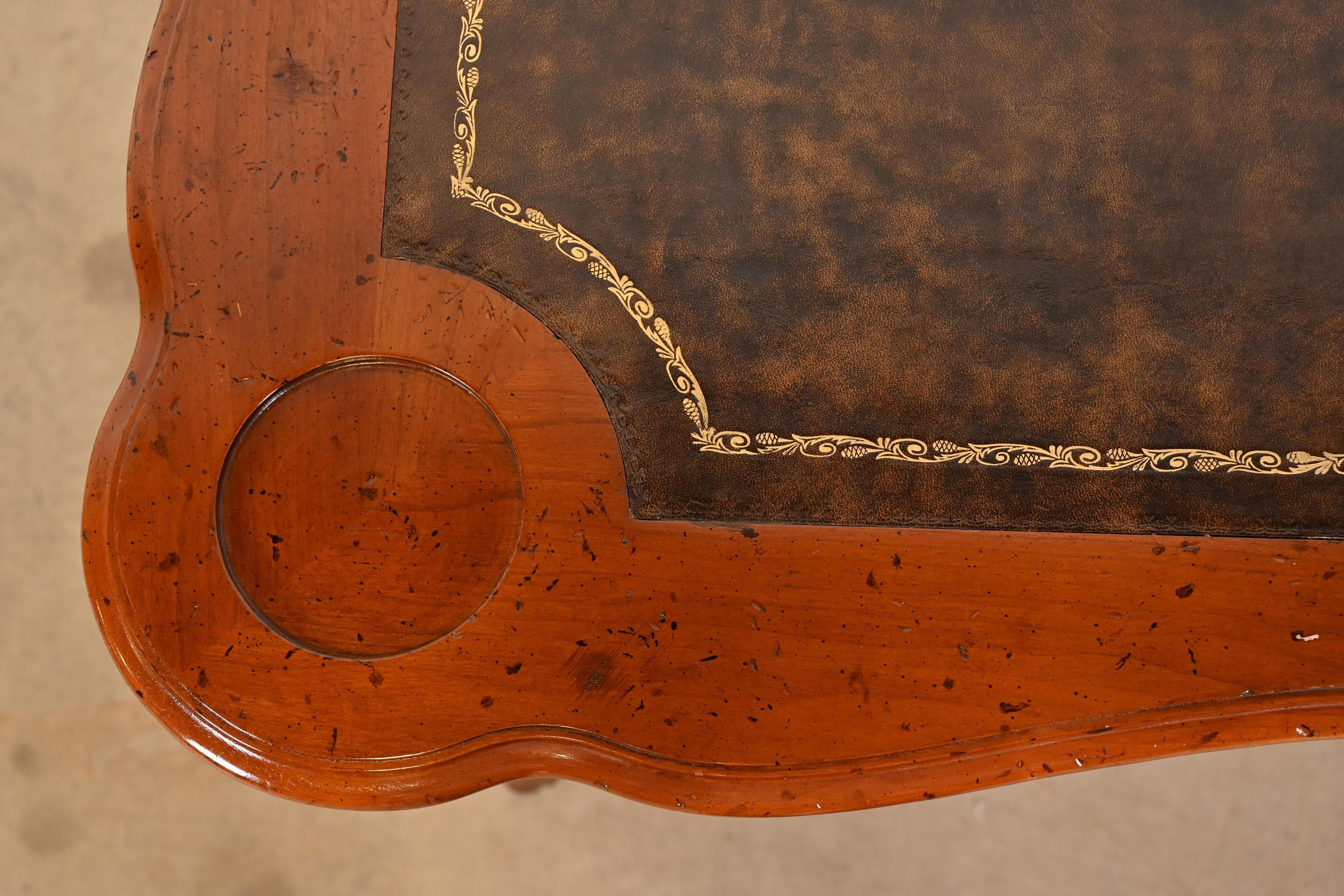 Table à plateau en bois de cerisier sculpté Louis XV, Baker Furniture, France en vente 1