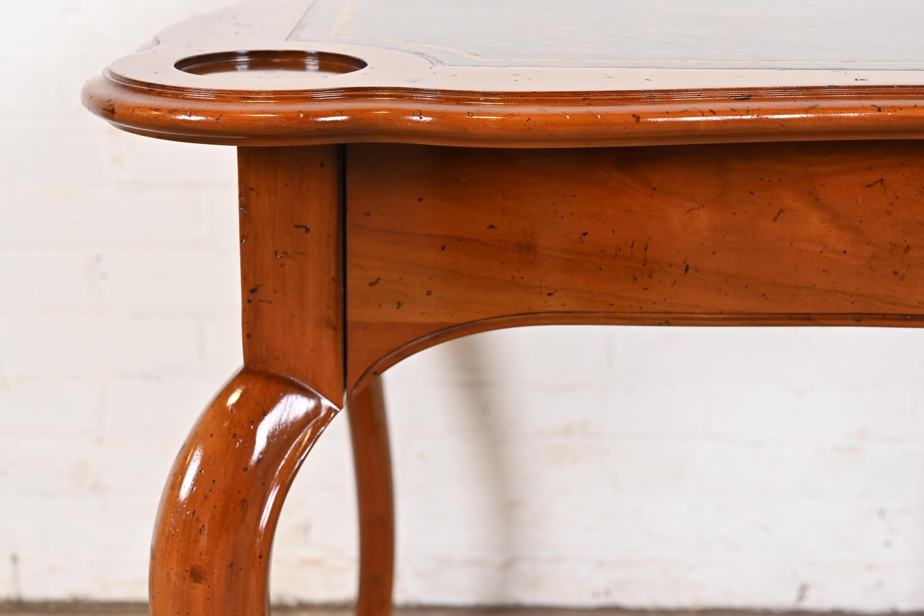 Table à plateau en bois de cerisier sculpté Louis XV, Baker Furniture, France en vente 2
