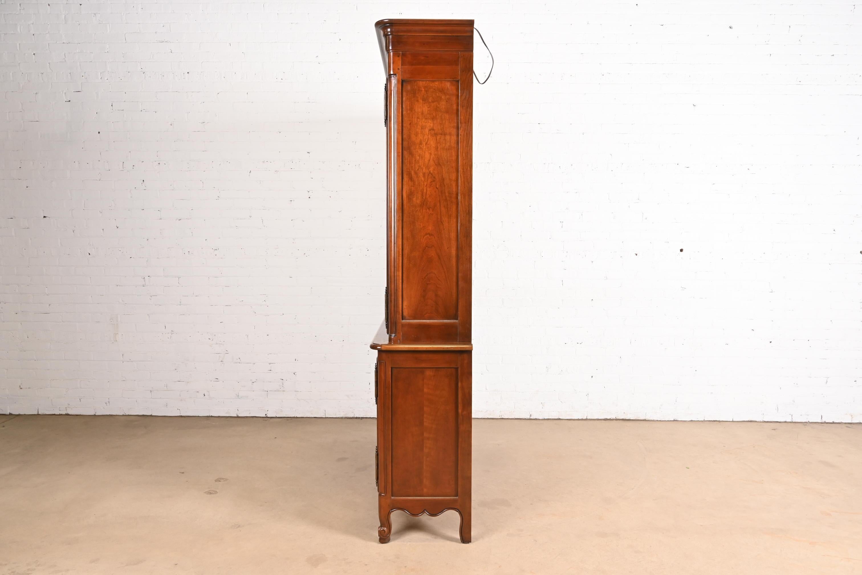 Baker Furniture French Provincial Louis XV Carved Cherry Wood Lighted Bookcase For Sale 5