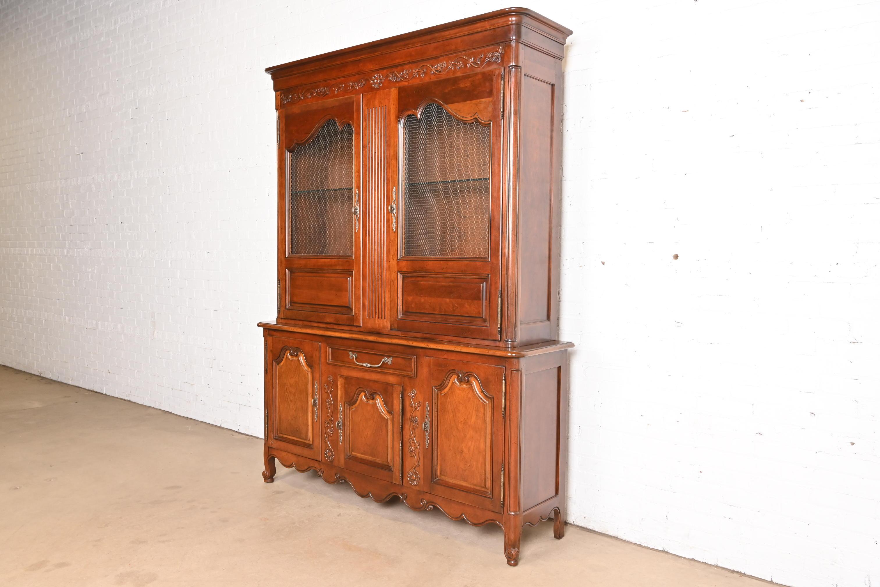 Baker Furniture French Provincial Louis XV Carved Cherry Wood Lighted Bookcase In Good Condition For Sale In South Bend, IN