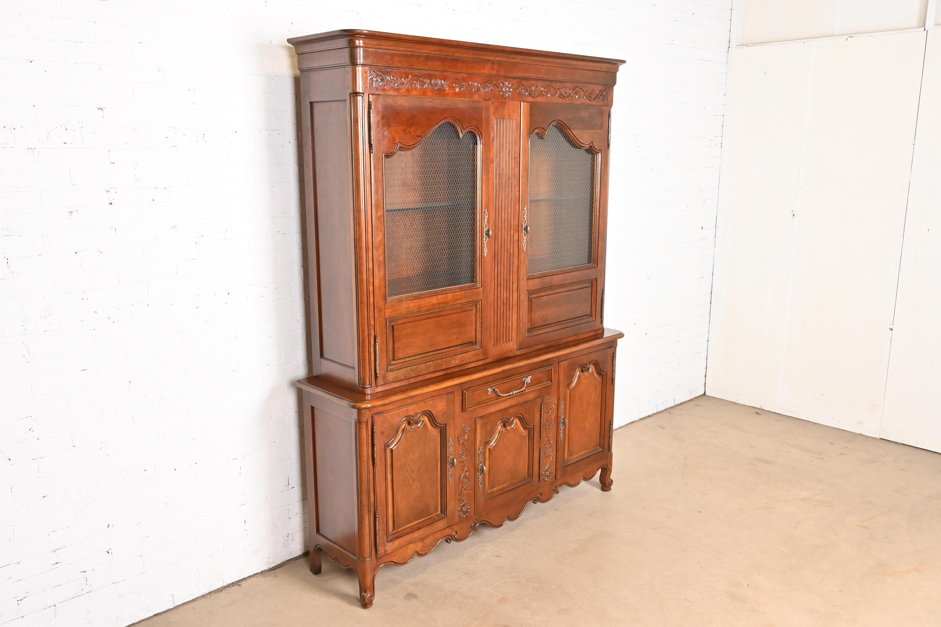 Late 20th Century Baker Furniture French Provincial Louis XV Carved Cherry Wood Lighted Bookcase For Sale