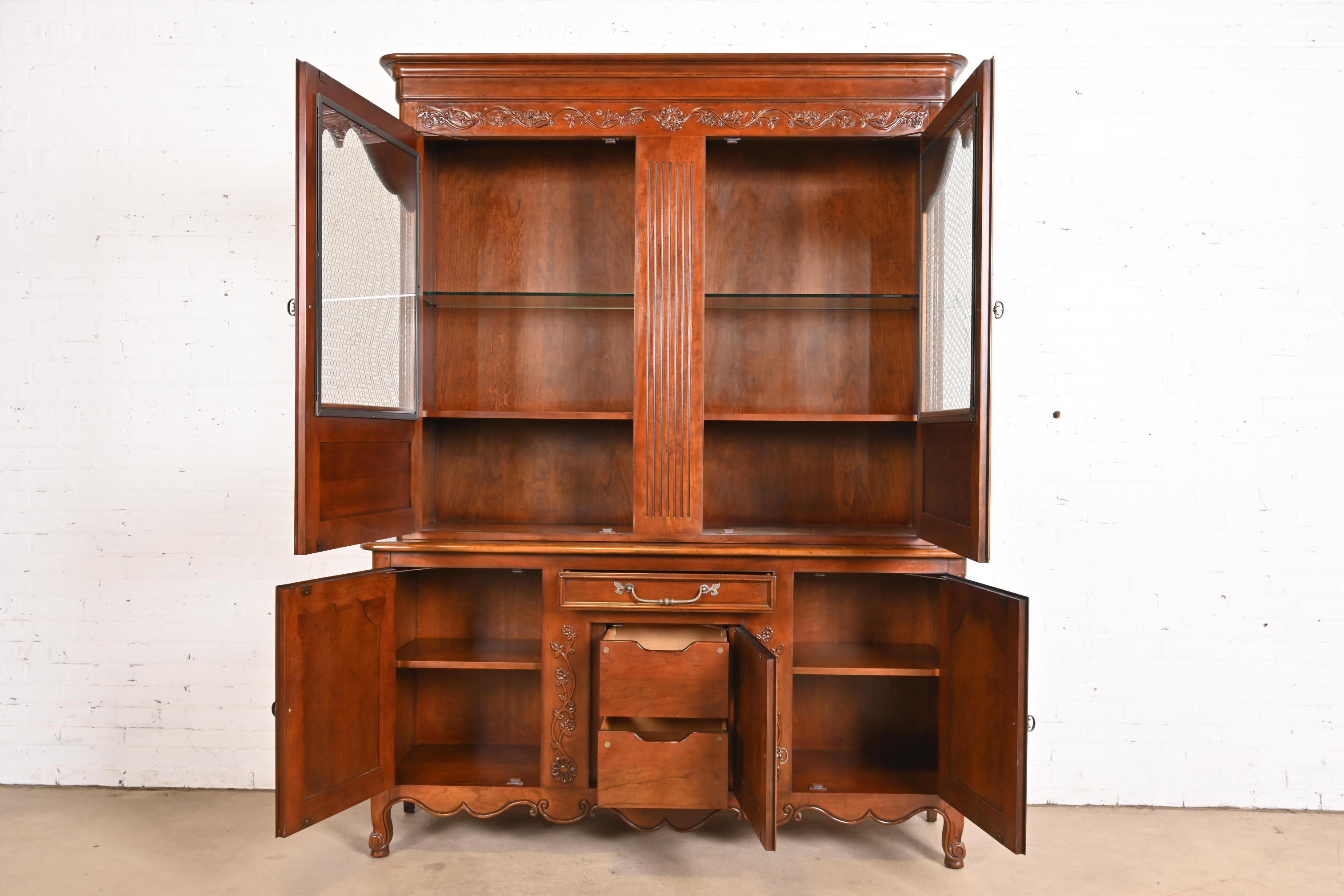 Brass Baker Furniture French Provincial Louis XV Carved Cherry Wood Lighted Bookcase For Sale