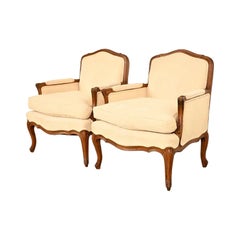Baker Furniture: Bergère-Stühle im französischen Landhausstil im Louis-XV-Stil aus geschnitztem Obstholz, Paar