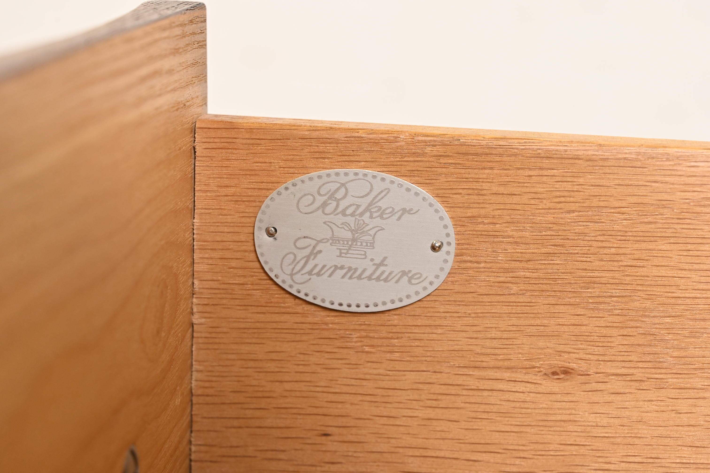 Mueble Baker Comoda Provincial Francesa Luis XV de Roble Tallado y Madera de Burl en venta 2