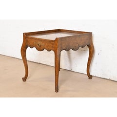 Baker Furniture Französischer Provence Louis XV.-Teetisch aus geschnitzter Eiche und Wurzelholz