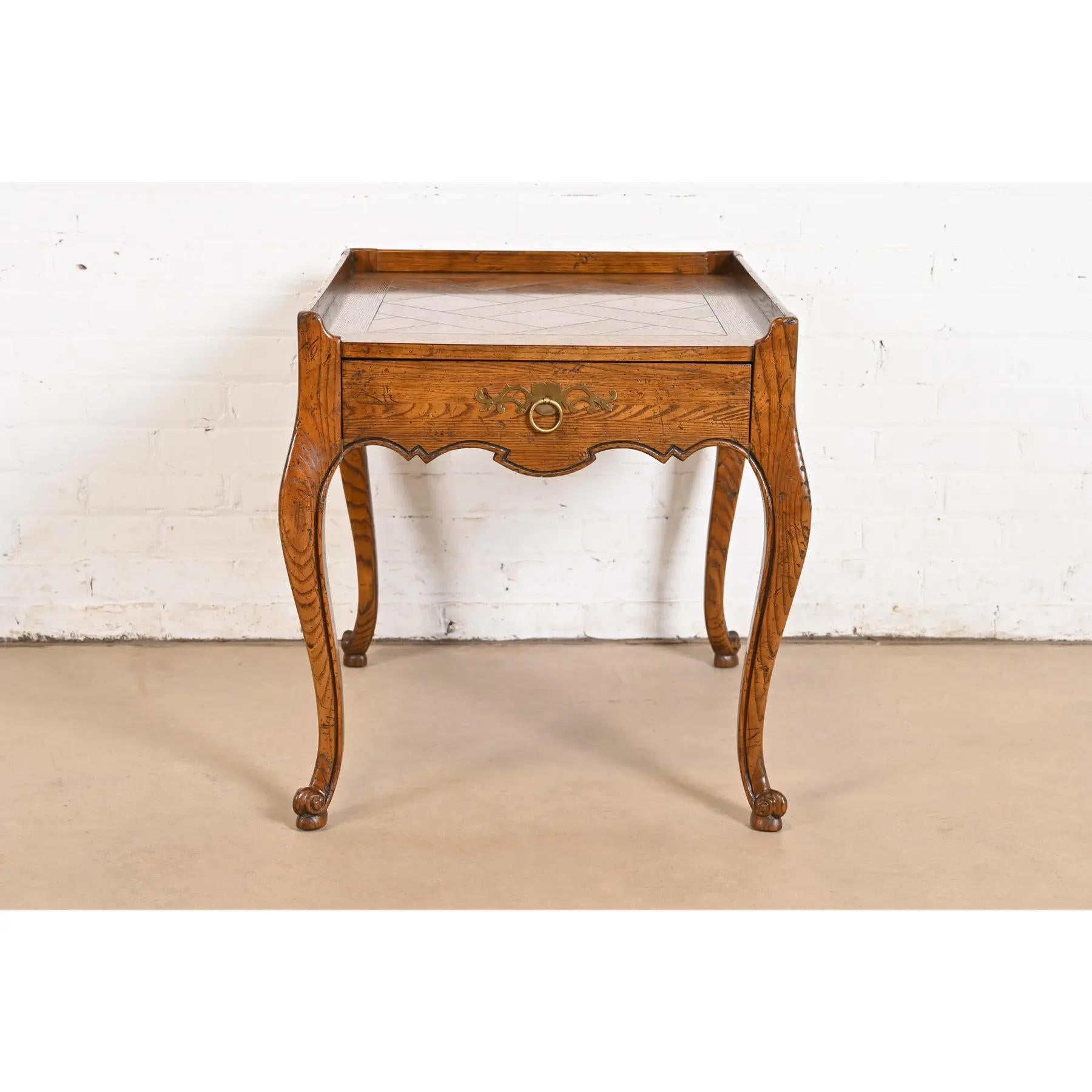 Baker Furniture Mesa de té provincial francesa Luis XV de roble tallado y madera de nudo Provincial francés en venta