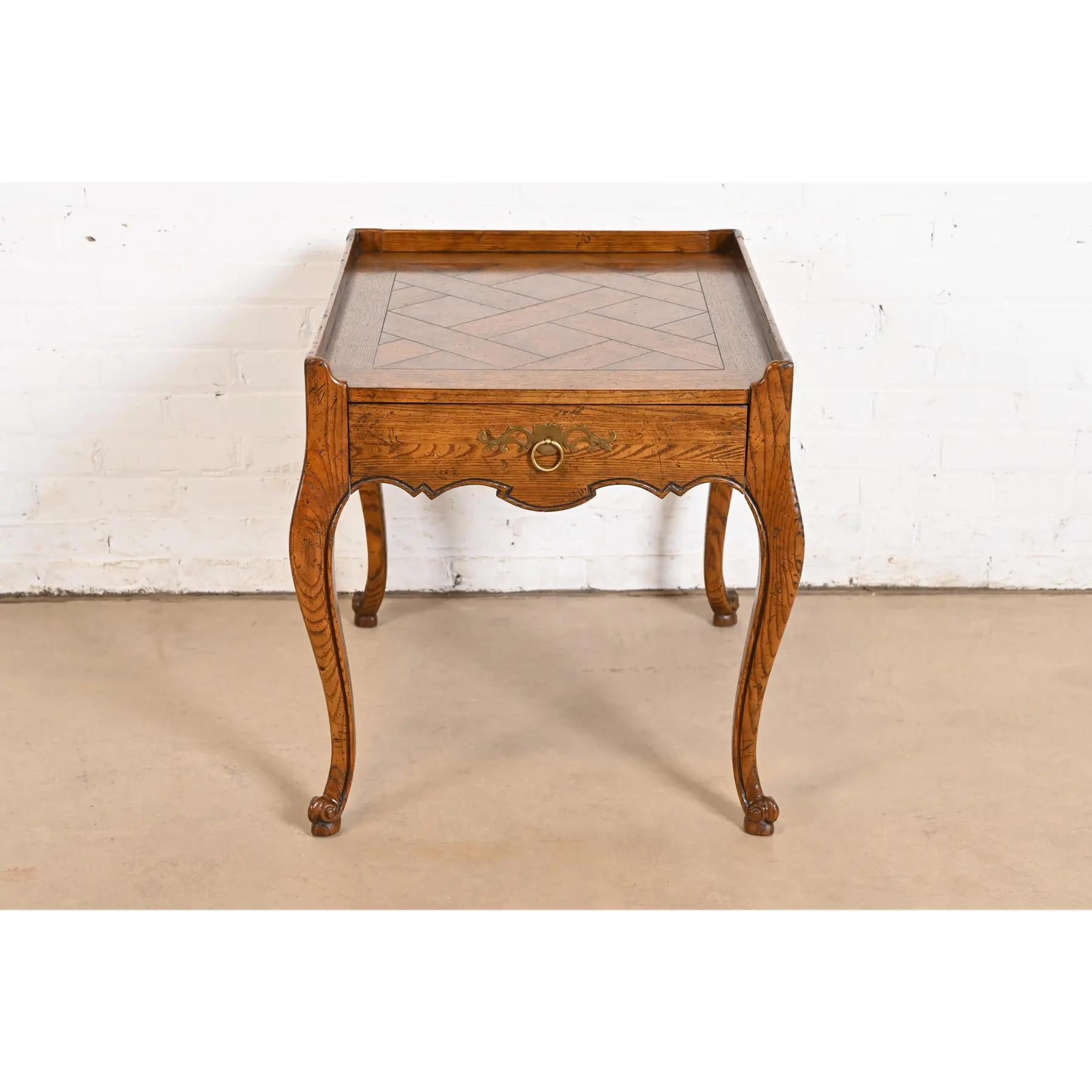 Baker Furniture Mesa de té provincial francesa Luis XV de roble tallado y madera de nudo Estadounidense en venta