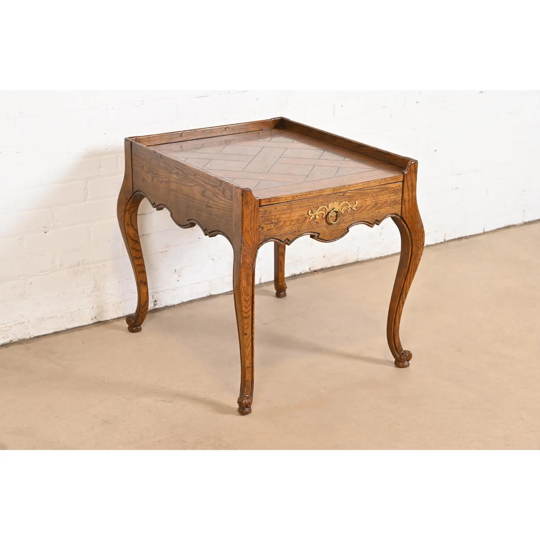 Baker Furniture Mesa de té provincial francesa Luis XV de roble tallado y madera de nudo en Bueno estado para la venta en South Bend, IN