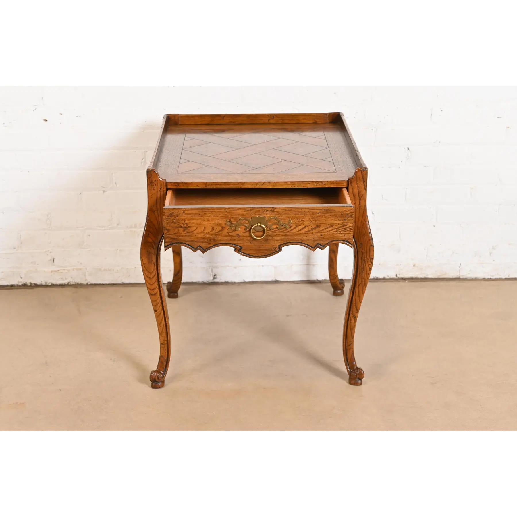 Baker Furniture Mesa de té provincial francesa Luis XV de roble tallado y madera de nudo mediados del siglo XX en venta