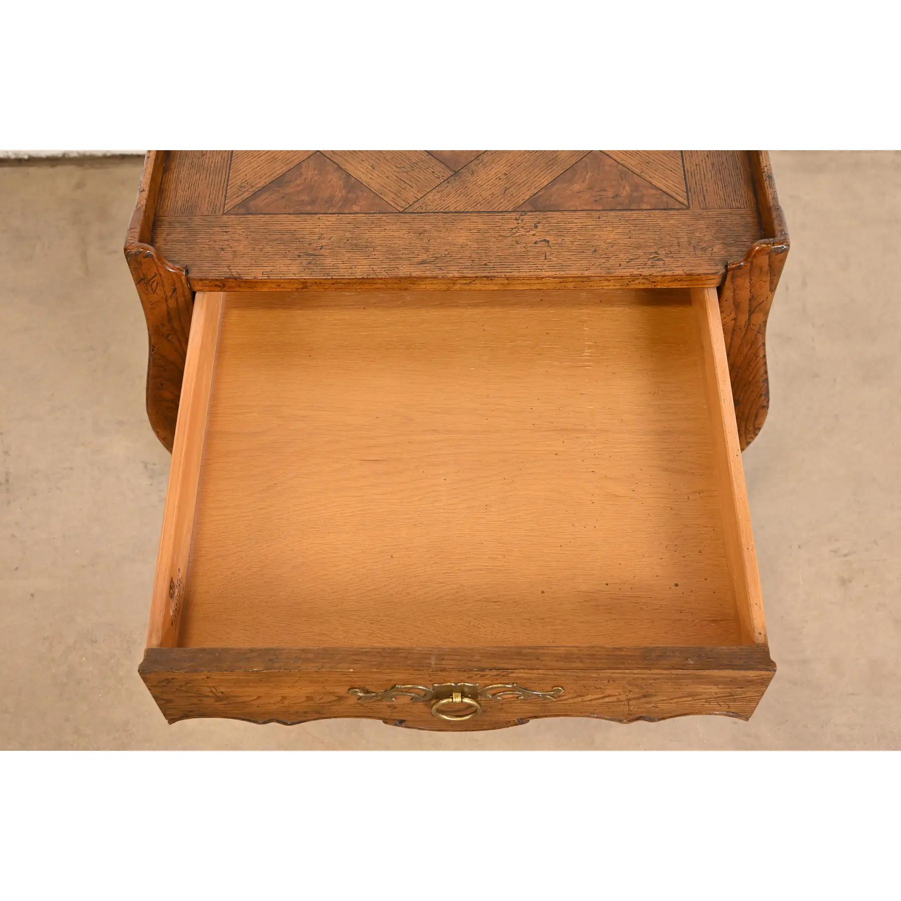 Baker Furniture Mesa de té provincial francesa Luis XV de roble tallado y madera de nudo Latón en venta