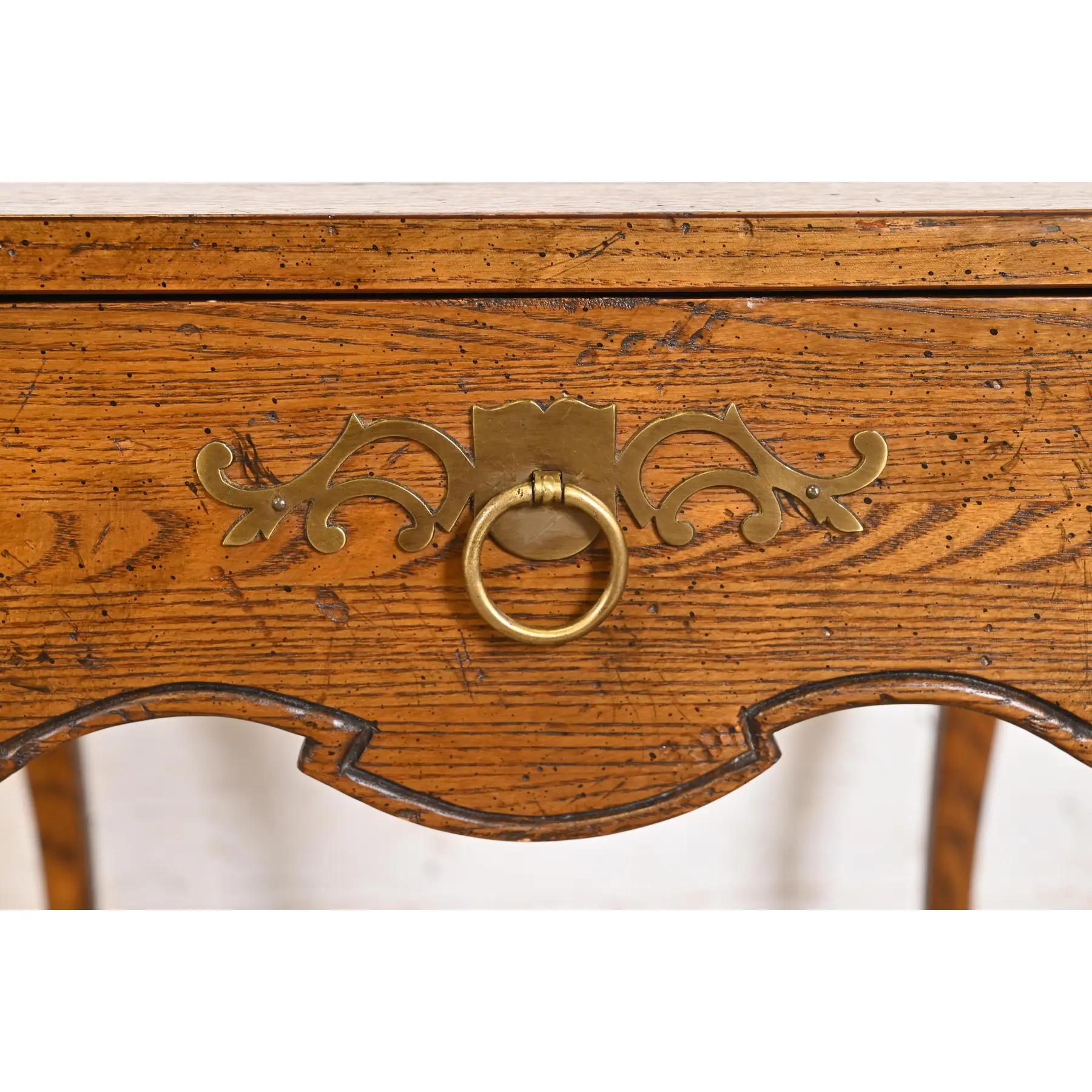 Baker Furniture Mesa de té provincial francesa Luis XV de roble tallado y madera de nudo en venta 1