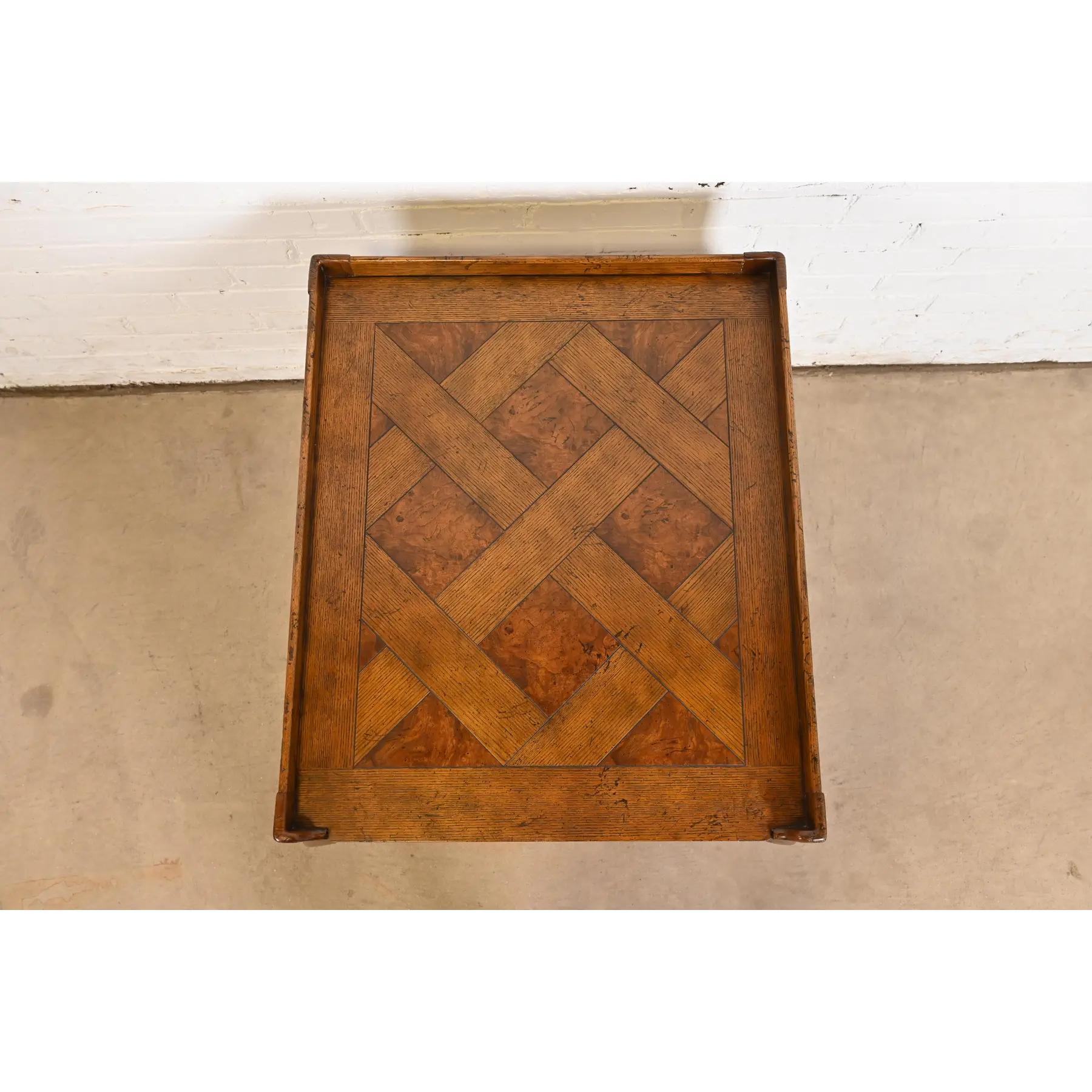 Baker Furniture Mesa de té provincial francesa Luis XV de roble tallado y madera de nudo en venta 3