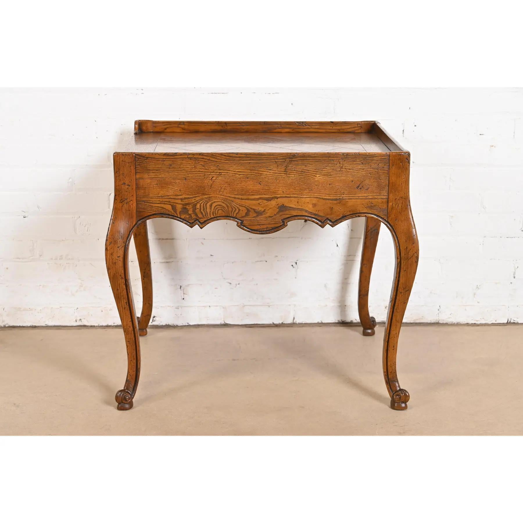 Baker Furniture Mesa de té provincial francesa Luis XV de roble tallado y madera de nudo en venta 4