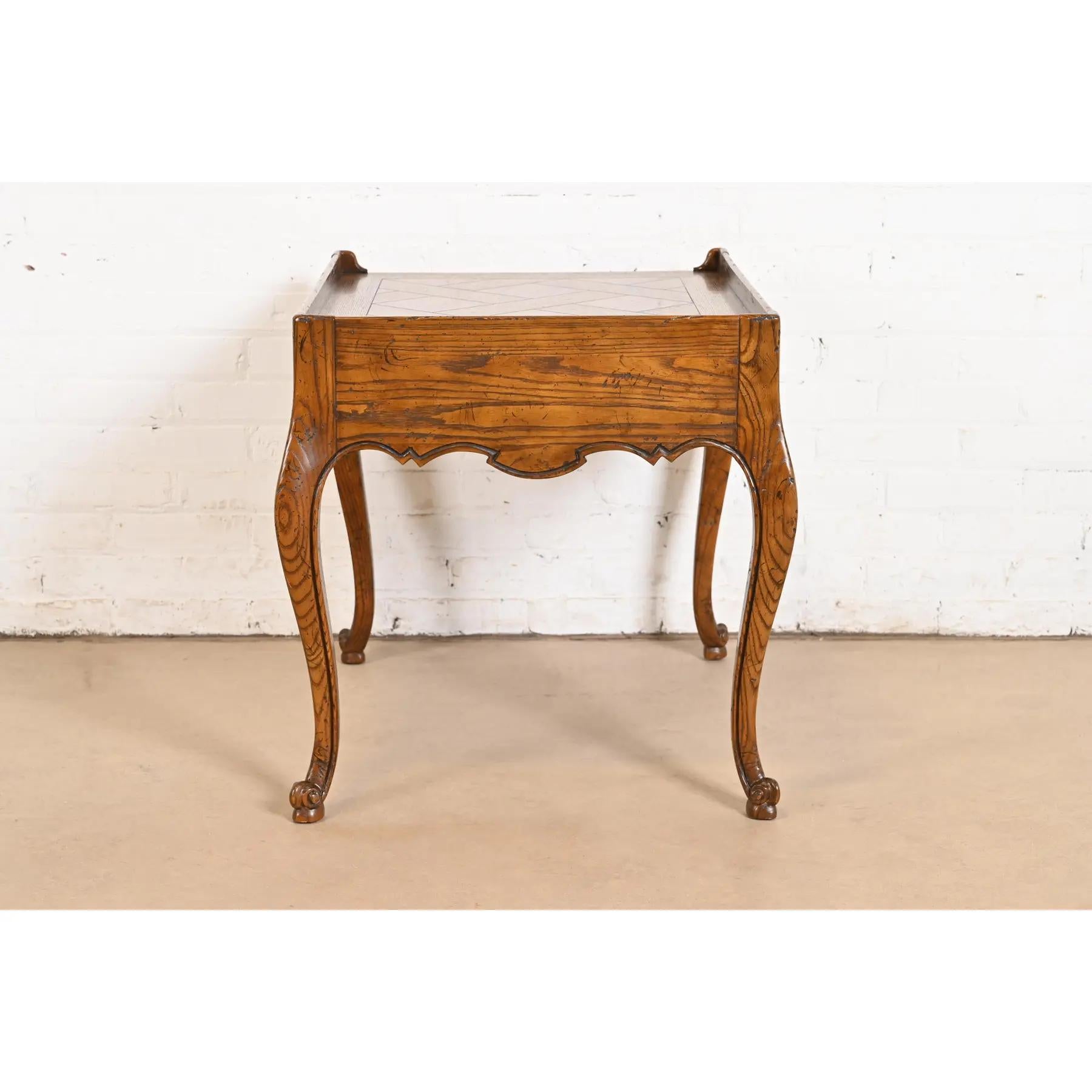 Baker Furniture Mesa de té provincial francesa Luis XV de roble tallado y madera de nudo en venta 5