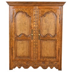 Baker Furniture Armoire o pressa per biancheria in rovere intagliato in stile Luigi XV.